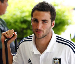 Red hot Higuain gives Real a welcome headache