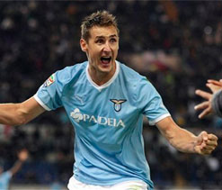 Last-gasp Klose hands Lazio derby honours