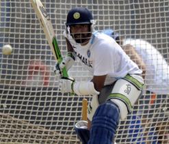 Uthappa blazes before Karthik puts brakes on Karnataka