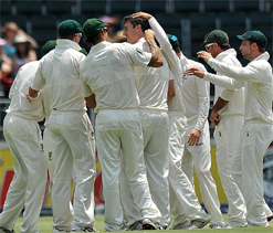 Amla and de Villiers defy Australia attack