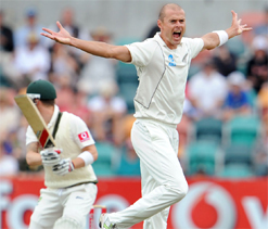 Ponting fails again, Australia 136 all out