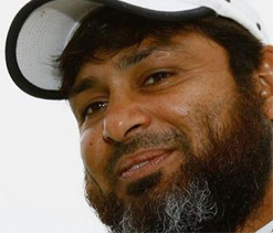 Mushtaq warns English players of `spin war` against Pakistan