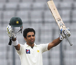 Umar puts Pakistan in strong position