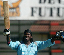 Gayle sparkles again in Zimbabwe but in vain