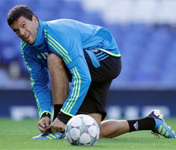 Ballack enjoys bittersweet return to Stamford Bridge