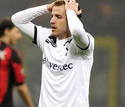 Van der Vaart ruled out for six weeks