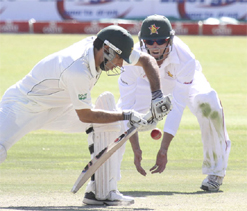 Sloppy Zimbabwe fail to penalise Pakistan