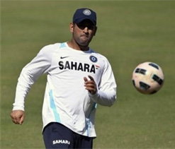 Former players want Dhoni to stick around