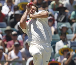 Oz pacers intimidate Indian tailenders with `throat ball`