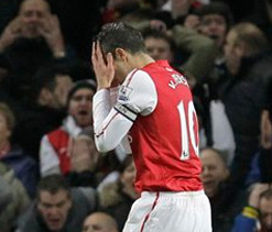 Van Persie says no fallout with Wenger