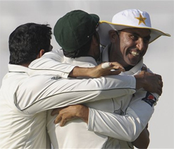 Waqar, Sohail credits Coach & captain for Pak`s Test win