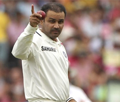 Akram backs Dhoni, says Sehwag doesn`t 