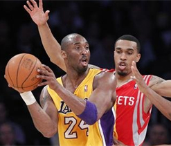 Kobe finds shooting touch as Lakers down Rockets