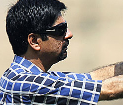 Srikkanth defends Dhoni`s captaincy, blames batsmen