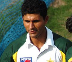 Razzaq to hire a lawyer to respond to PCB notice over criticizing skipper Hafeez