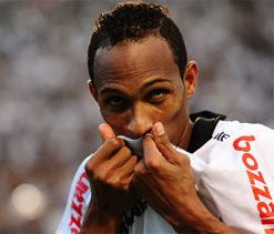 Liedson criticises Flamengo for non-payment of salary