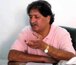 Rehman threatens to sue Sarfaraz for defaming him