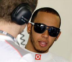 Hamilton apologises after wrongly accusing Button of disrespecting him