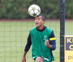 Arsenal won’t ‘break wage structure’ to retain ‘contract rebel’ Walcott