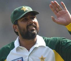 Inzamam hits out at Warne for criticising umpire Aleem Dar