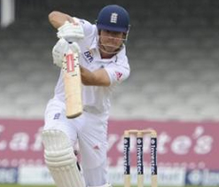Cook closes in on number one batting spot