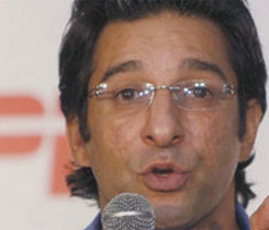 England are bowling reverse swing better than India: Akram