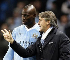 Mancini extends Man City lifeline to Balotelli