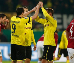 Borussia Dortmund 5-1 Hannover: Gotze hits hat-trick as champions cruise into quarters