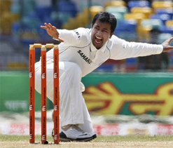 Ojha scalps 2 wkts as Hyderabad press for 1st innings lead