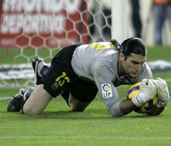 Barcelona backup goalie Pinto prolongs stay