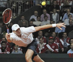 Isner stuns Federer, holders Spain in control