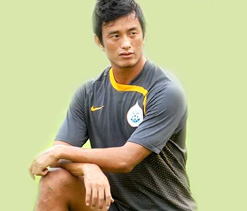Baichung gets inaugural Banga-Samman award 