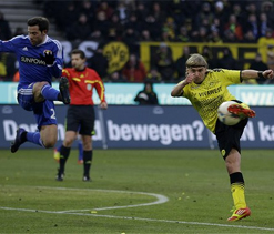 Dortmund stay top after beating Leverkusen, Bayern win