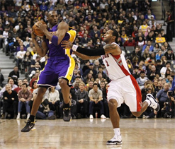 Bryant comes to rescue as Lakers beat Raptors