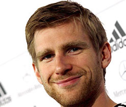 Arsenal defender Mertesacker faces month out
