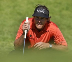 Mickelson takes charge with late birdie at Riviera