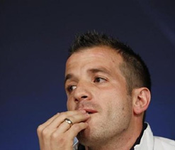 Injured Van der Vaart pulls out of Dutch squad