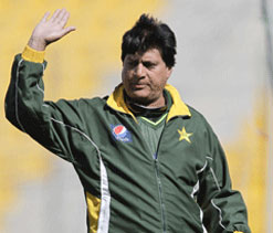 Pakistan coach Khan in favor of replay for umpires