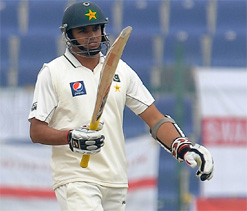 England keep hopes alive against Pakistan