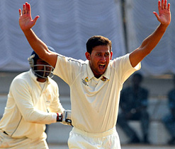 Agarkar makes himself available for Mumbai