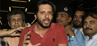 Shahid Afridi apologises for hitting fan