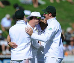 S.Africa extend lead, Taylor breaks arm