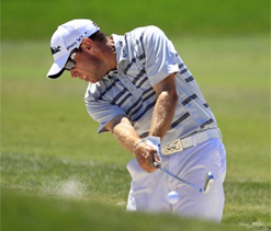 Flawless Davis moves into tie for Houston lead