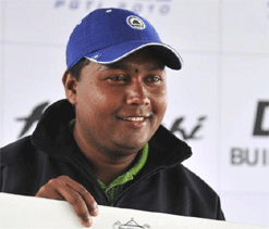 Ashok takes one-shot lead; Bhullar, Shankar in hot pursuit