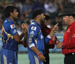 Munaf fined, Harbhajan warned for arguing with umpire