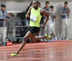 Bolt sizzles in season-opening relay despite rain