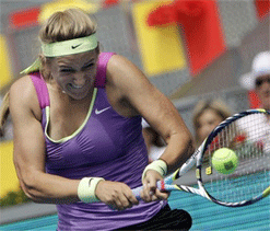 Azarenka dumps Li Na out of Madrid Open