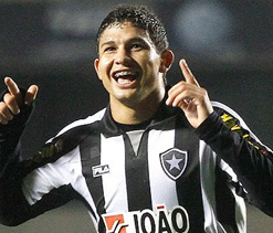 Juventus bids for Brazil`s Elkeson