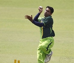 Razzaq lashes out at selectors for SL snub