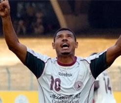 Fans brave heat to bid farewell to Barreto